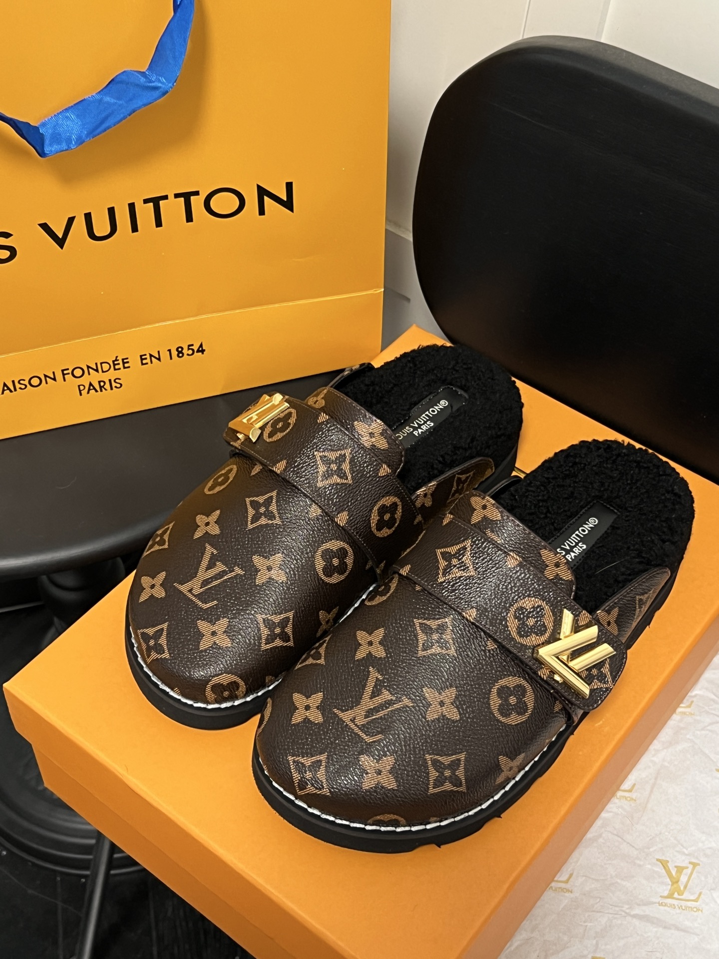 LV slipers 23Ss
